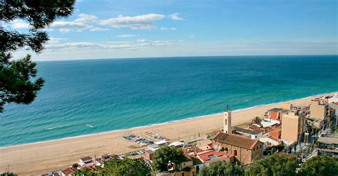 plage de montgat|Beach: Pla de Montgat in Montgat. Barcelona 